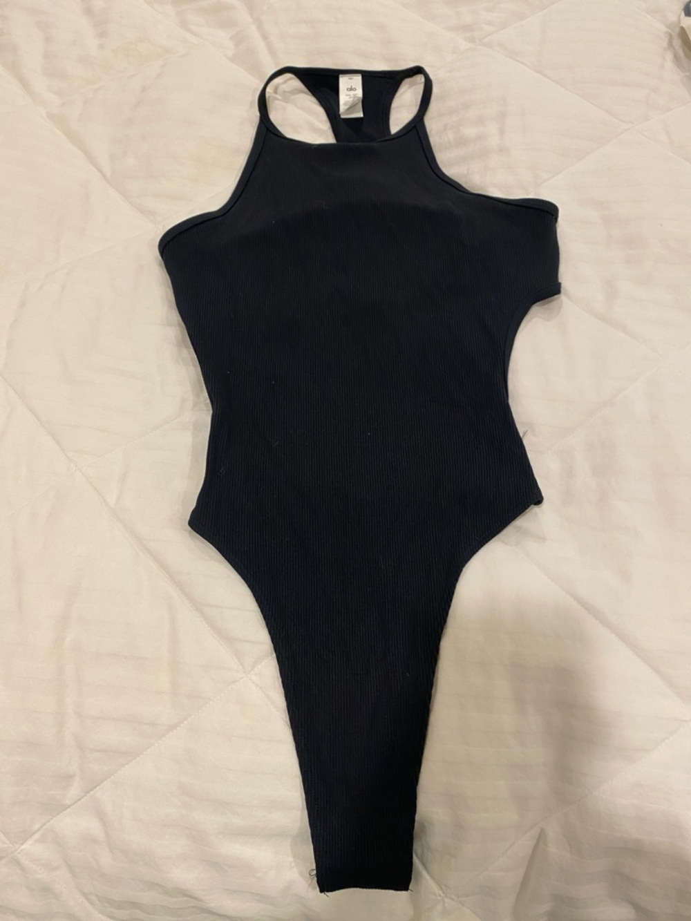 ALO yoga ribbed half court body suit

Color black

Size XXS